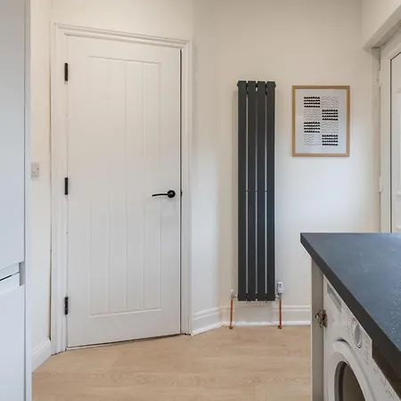 Holiday home Modern 2-bedroom House Near Leeds Centre, Ideal For Contractors & Long - Nordstay *