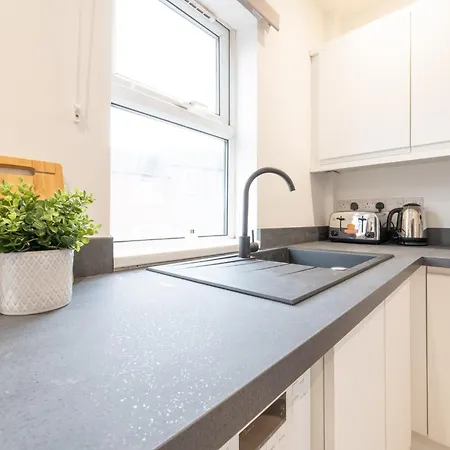 Modern 2-bedroom House Near Leeds Centre, Ideal For Contractors & Long - Nordstay *