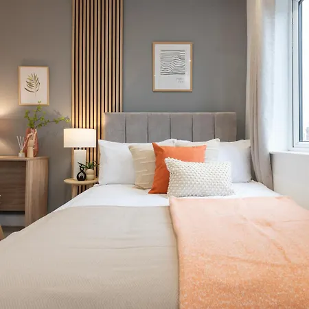 Holiday home Modern 2-bedroom House Near Leeds Centre, Ideal For Contractors & Long - Nordstay