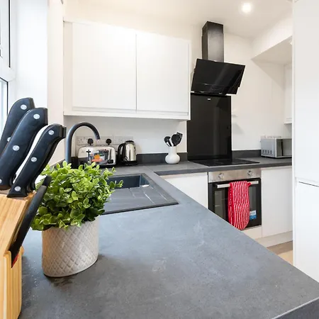 Holiday home Modern 2-bedroom House Near Leeds Centre, Ideal For Contractors & Long - Nordstay