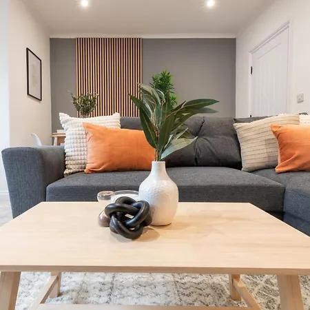 Modern 2-bedroom House Near Leeds Centre, Ideal For Contractors & Long - Nordstay Holiday home *