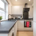 Semesterbostad Spacious Modern 2br - Parking - Workspace Area, Ideal For Contractors & Long - Nordstay Leeds (West Yorkshire)