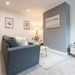 Spacious Modern 2br - Parking - Workspace Area, Ideal For Contractors & Long - Nordstay Holiday home *