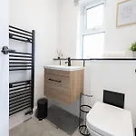 Spacious Modern 2br - Parking - Workspace Area, Ideal For Contractors & Long - Nordstay Holiday home