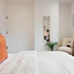 Spacious Modern 2br - Parking - Workspace Area, Ideal For Contractors & Long - Nordstay Holiday home *