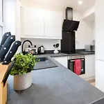 Semesterbostad Spacious Modern 2br - Parking - Workspace Area, Ideal For Contractors & Long - Nordstay