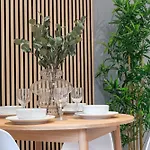 Semesterbostad Spacious Modern 2br - Parking - Workspace Area, Ideal For Contractors & Long - Nordstay *