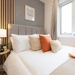 Spacious Modern 2br - Parking - Workspace Area, Ideal For Contractors & Long - Nordstay Semesterbostad