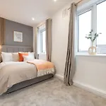 Spacious Modern 2br - Parking - Workspace Area, Ideal For Contractors & Long - Nordstay