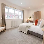 Spacious Modern 2br - Parking - Workspace Area, Ideal For Contractors & Long - Nordstay Holiday home *