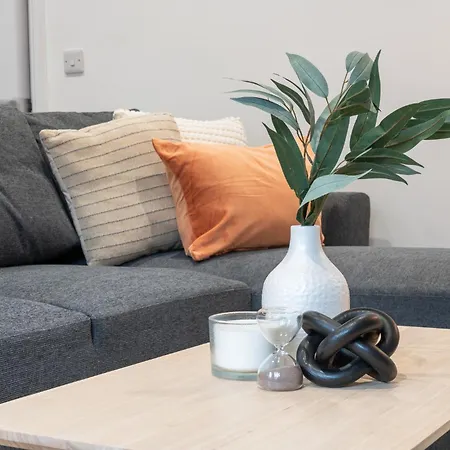 Vakantiehuis Spacious Modern 2br - Parking - Workspace Area, Ideal For Contractors & Long - Nordstay *