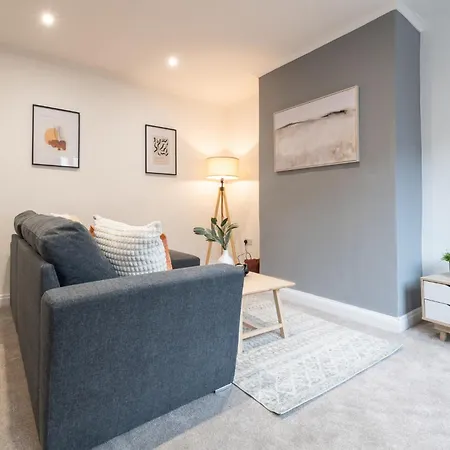 Spacious Modern 2br - Parking - Workspace Area, Ideal For Contractors & Long - Nordstay Nyaraló *