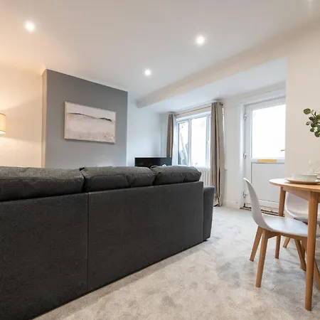 Spacious Modern 2Br - Parking - Workspace Area, Ideal For Contractors & Long Stays - Nordstay * 리즈