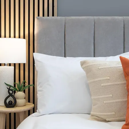 Spacious Modern 2br - Parking - Workspace Area, Ideal For Contractors & Long - Nordstay *