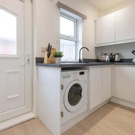 Spacious Modern 2Br - Parking - Workspace Area, Ideal For Contractors & Long Stays - Nordstay Vakantiehuis *