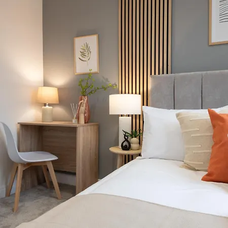 Spacious Modern 2Br - Parking - Workspace Area, Ideal For Contractors & Long Stays - Nordstay 리즈