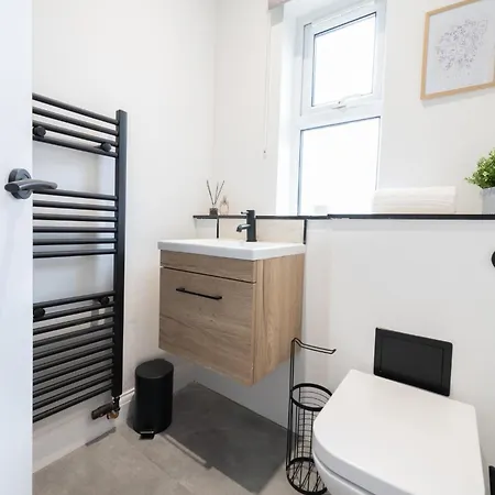 Spacious Modern 2br - Parking - Workspace Area, Ideal For Contractors & Long - Nordstay Nyaraló
