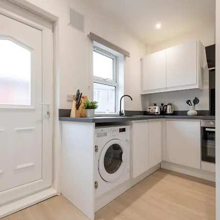 Spacious Modern 2br - Parking - Workspace Area, Ideal For Contractors & Long - Nordstay Nyaraló Leeds