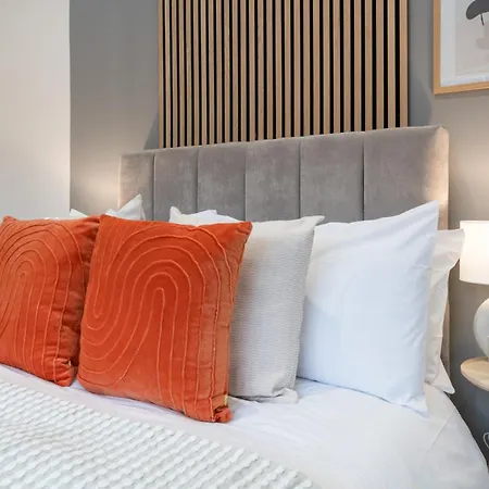 Spacious Modern 2br - Parking - Workspace Area, Ideal For Contractors & Long - Nordstay Nyaraló Leeds