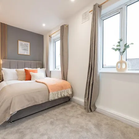 Spacious Modern 2br - Parking - Workspace Area, Ideal For Contractors & Long - Nordstay