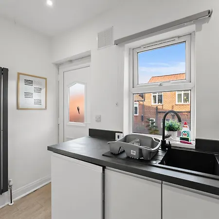 Semesterbostad Spacious Modern 2br - Parking - Workspace Area, Ideal For Contractors & Long - Nordstay