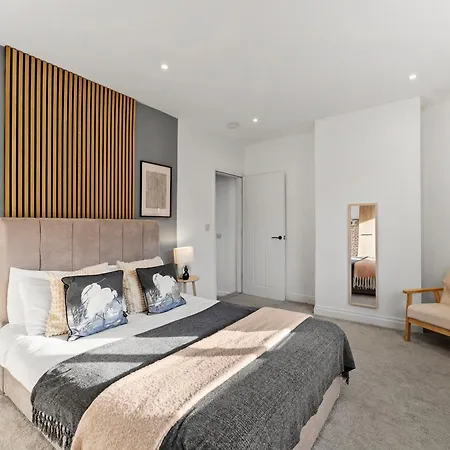 Semesterbostad Spacious Modern 2br - Parking - Workspace Area, Ideal For Contractors & Long - Nordstay *