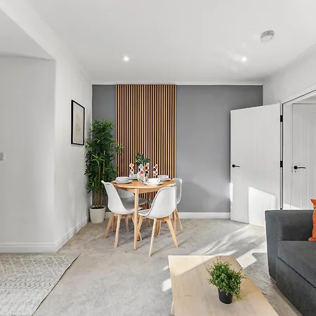 Spacious Modern 2br - Parking - Workspace Area, Ideal For Contractors & Long - Nordstay *