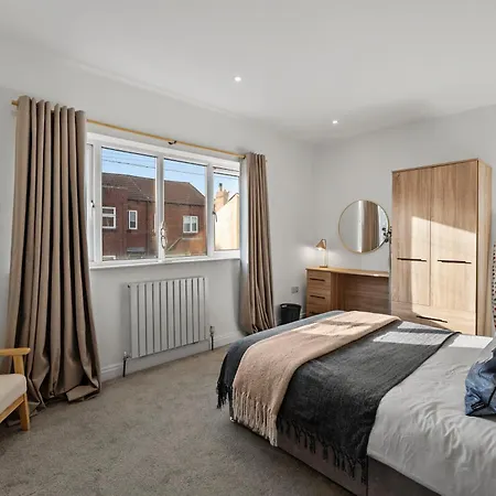 Spacious Modern 2br - Parking - Workspace Area, Ideal For Contractors & Long - Nordstay Semesterbostad *