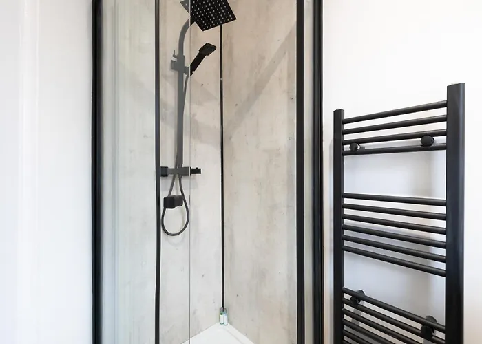 Spacious Modern 2Br - Parking - Workspace Area, Ideal For Contractors & Long Stays - Nordstay Vakantiehuis