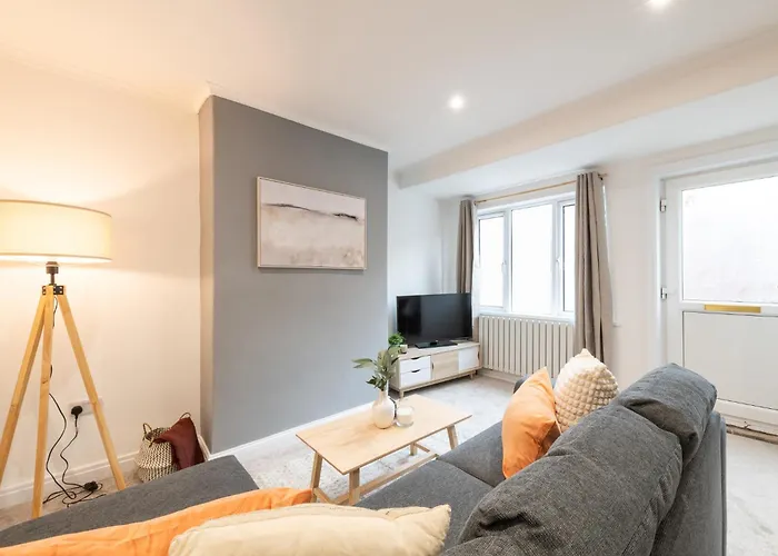 Spacious Modern 2Br - Parking - Workspace Area, Ideal For Contractors & Long Stays - Nordstay Vakantiehuis