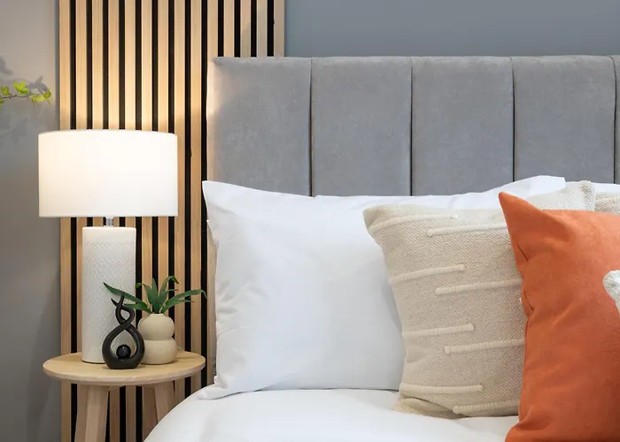 Spacious Modern 2Br - Parking - Workspace Area, Ideal For Contractors & Long Stays - Nordstay *