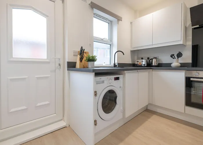 Modern 2-bedroom House Near Centre, Ideal For Contractors & Long - Nordstay Holiday home *