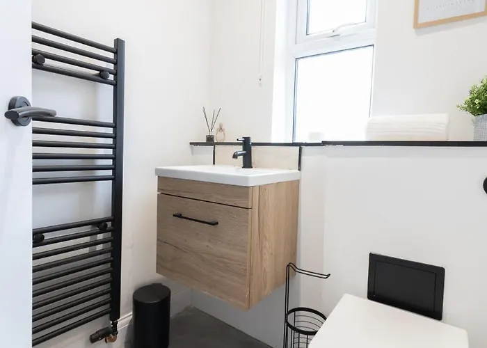 Modern 2-bedroom House Near Centre, Ideal For Contractors & Long - Nordstay Holiday home