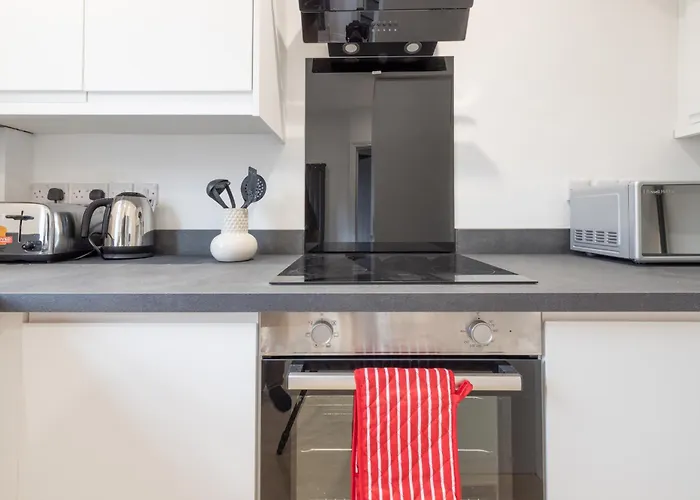 펜션 Spacious Modern 2Br - Parking - Workspace Area, Ideal For Contractors & Long Stays - Nordstay 리즈