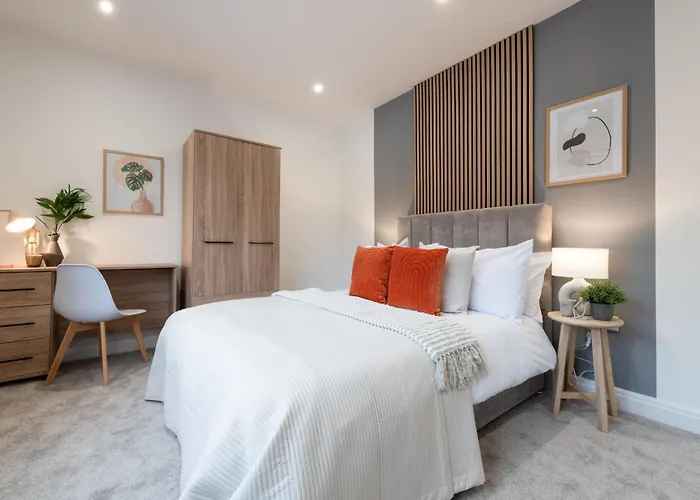 Modern 2-bedroom House Near Centre, Ideal For Contractors & Long - Nordstay