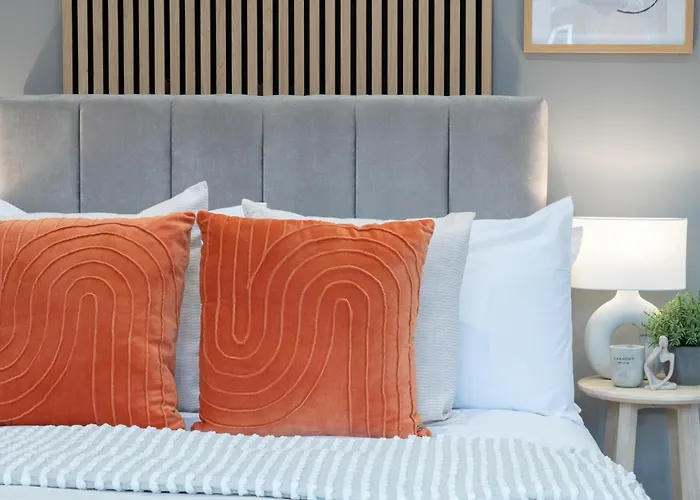 Spacious Modern 2Br - Parking - Workspace Area, Ideal For Contractors & Long Stays - Nordstay 펜션 리즈