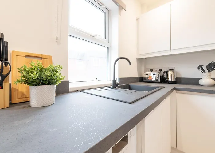Spacious Modern 2Br - Parking - Workspace Area, Ideal For Contractors & Long Stays - Nordstay *