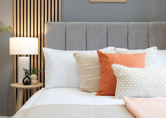 Spacious Modern 2Br - Parking - Workspace Area, Ideal For Contractors & Long Stays - Nordstay *