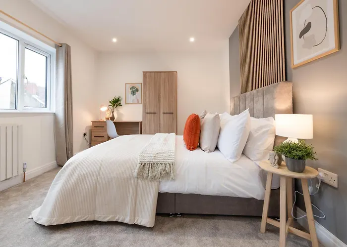 Modern 2-bedroom House Near Centre, Ideal For Contractors & Long - Nordstay