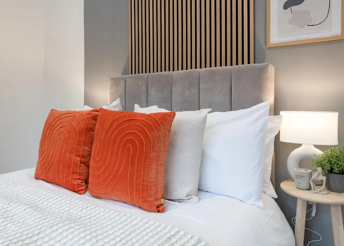 Spacious Modern 2Br - Parking - Workspace Area, Ideal For Contractors & Long Stays - Nordstay 펜션 리즈