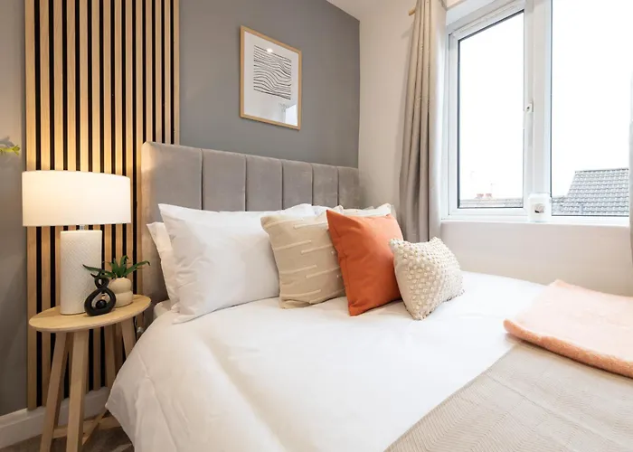 Spacious Modern 2Br - Parking - Workspace Area, Ideal For Contractors & Long Stays - Nordstay Nyaraló