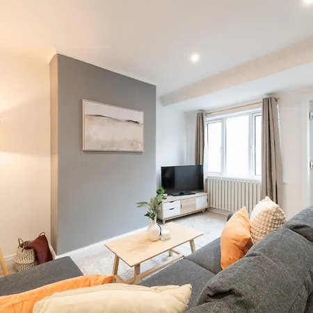 Spacious Modern 2br - Parking - Workspace Area, Ideal For Contractors & Long - Nordstay Semesterbostad