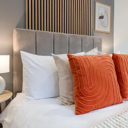 Feriehus Spacious Modern 2br - Parking - Workspace Area, Ideal For Contractors & Long - Nordstay *