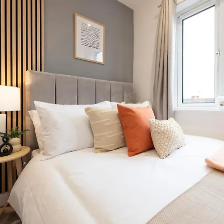 Spacious Modern 2br - Parking - Workspace Area, Ideal For Contractors & Long - Nordstay Feriehus