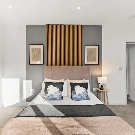Semesterbostad Spacious Modern 2br - Parking - Workspace Area, Ideal For Contractors & Long - Nordstay
