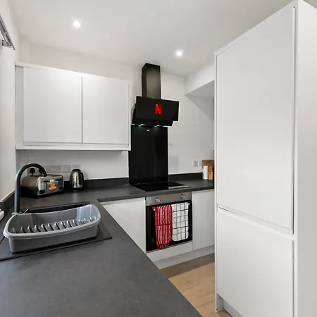 Semesterbostad Spacious Modern 2br - Parking - Workspace Area, Ideal For Contractors & Long - Nordstay *