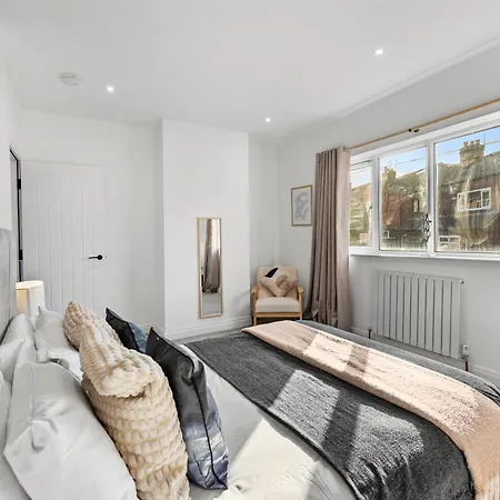 Spacious Modern 2br - Parking - Workspace Area, Ideal For Contractors & Long - Nordstay