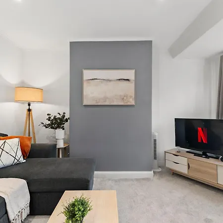 Spacious Modern 2br - Parking - Workspace Area, Ideal For Contractors & Long - Nordstay Semesterbostad *
