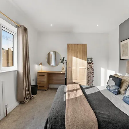 Spacious Modern 2br - Parking - Workspace Area, Ideal For Contractors & Long - Nordstay