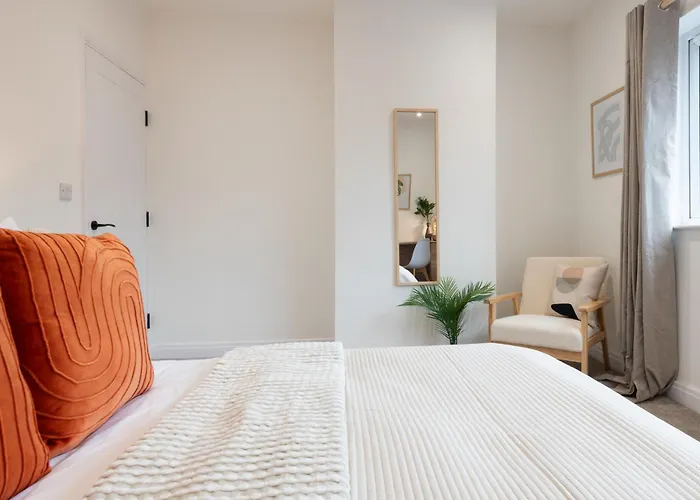 Spacious Modern 2Br - Parking - Workspace Area, Ideal For Contractors & Long Stays - Nordstay Casa de Férias *